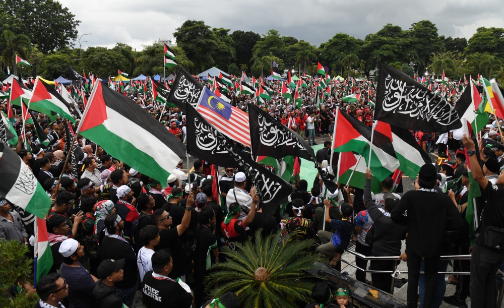 Strong crowd brave rain at Selangor, Penang pro-Palestinian gatherings