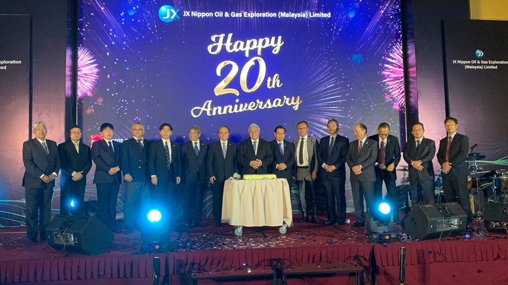 Awang Tengah and distinguished guests pose for a photo call after the cake-cutting ceremony. — Borneo Post Online pic