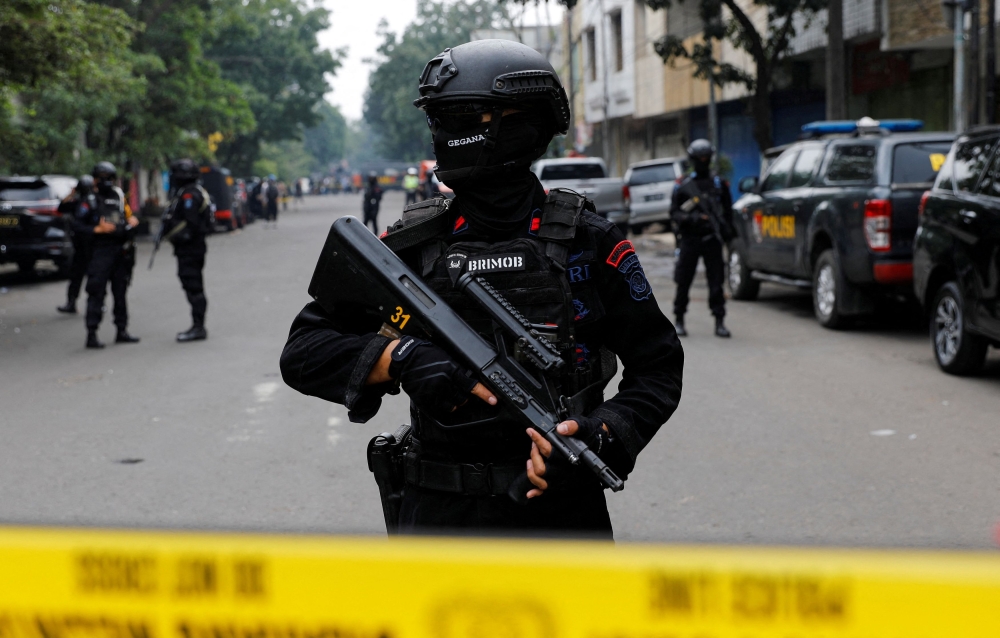 Indonesian counter-terrorism police have arrested dozens of militants from groups linked to Al-Qaeda and Islamic State over suspected plots targeting next year’s presidential election, an official said today. — Reuters pic