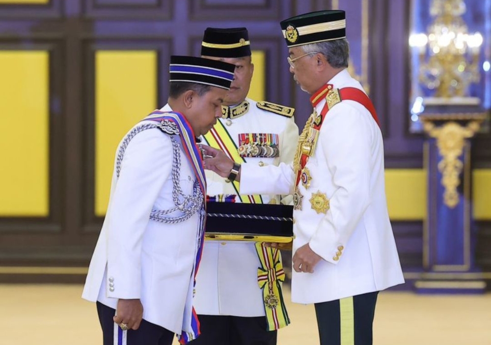 Deputy Inspector-General of Police Datuk Ayob Khan Mydin Pitchay heads the list of 309 award recipients, including two senior officers from foreign police forces, Brunei’s Police Commissioner Datuk Paduka Seri Mohammad Irwan Hambali, and Thailand’s Police Chief Torsak Sukvimol, at the investiture of the police gallantry awards and medals for the first session of 2023 which was held at Balairong Seri, Istana Negara, October 31, 2023. — Picture from X/Bernama 