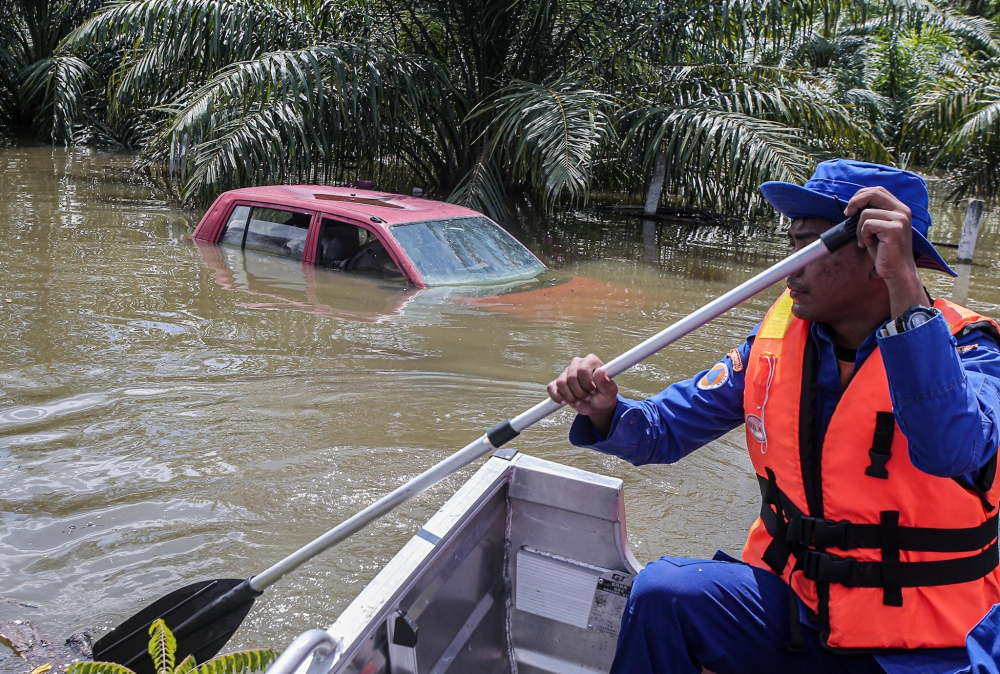 Several areas in Perak have been inundated in floodwaters, October 31, 2023, picture taken at Batu 9 Changkat Jong, Teluk Intan Perak. — Picture by Farhan Najib
