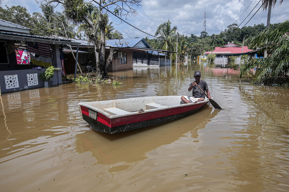 The Department of Irrigation and Drainage reported that the water level at Sungai Bidor in Changkat Jong has decreased but remained at the danger level with a height of 4.09 metres compared to the average level of two metres. ― Picture by Farhan Najib