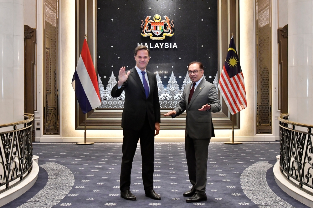 Dutch PM Mark Rutte was received by Datuk Seri Anwar Ibrahim upon arrival at the Prime Minister's official residence in Putrajaya November 1, 2023. ― Bernama pic