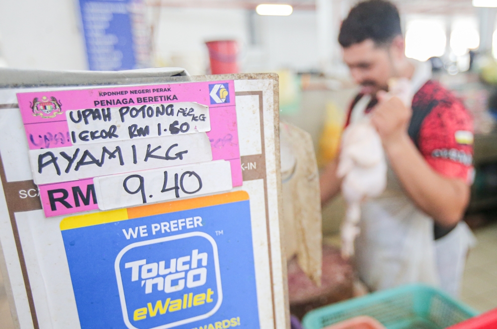 Chicken sold at Pasar Ayam Amanjaya, UTC in Ipoh at the previously set controlled price of RM9.40 per kilogramme (kg), November 1, 2023. — Picture by Farhan Najib