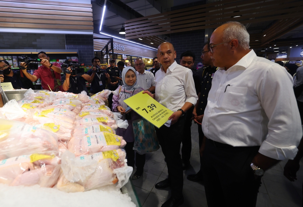 Acting Domestic Trade and Cost of Living Minister Armizan Mohd Ali inspects chicken prices at Lotus’s Hypermarket in Putrajaya, November 1, 2023. — Bernama pic 