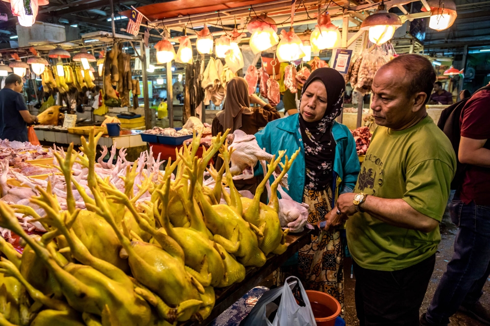 The ministry in a Facebook post said its monitoring on the first day of the chicken price being floated saw prices ranging from RM7.39 to RM9.40 per kilogramme (kg). — Picture by Firdaus Latif