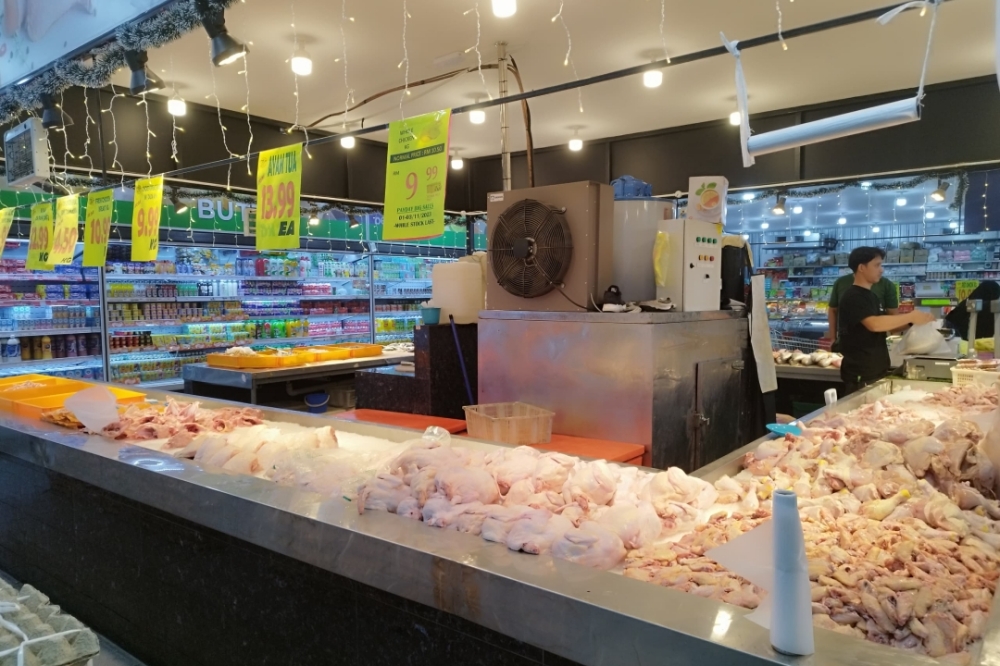 According to a survey, there is not much difference in the price of chicken in Miri yesterday compared to when it was being subsidised by the government. ― Borneo Post pic