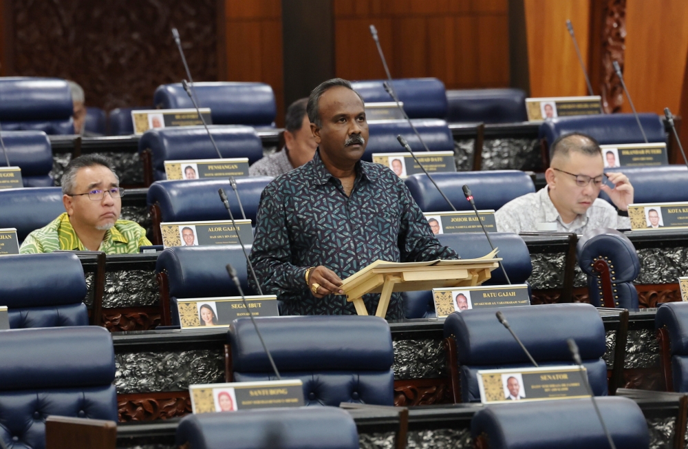 Human Resources Minister, V. Sivakumar said the labour market intervention step should be implemented by focusing on middle-income workers, who are being squeezed, as reported by the Ministry of Finance in the Economic Outlook 2024. — Bernama pic
