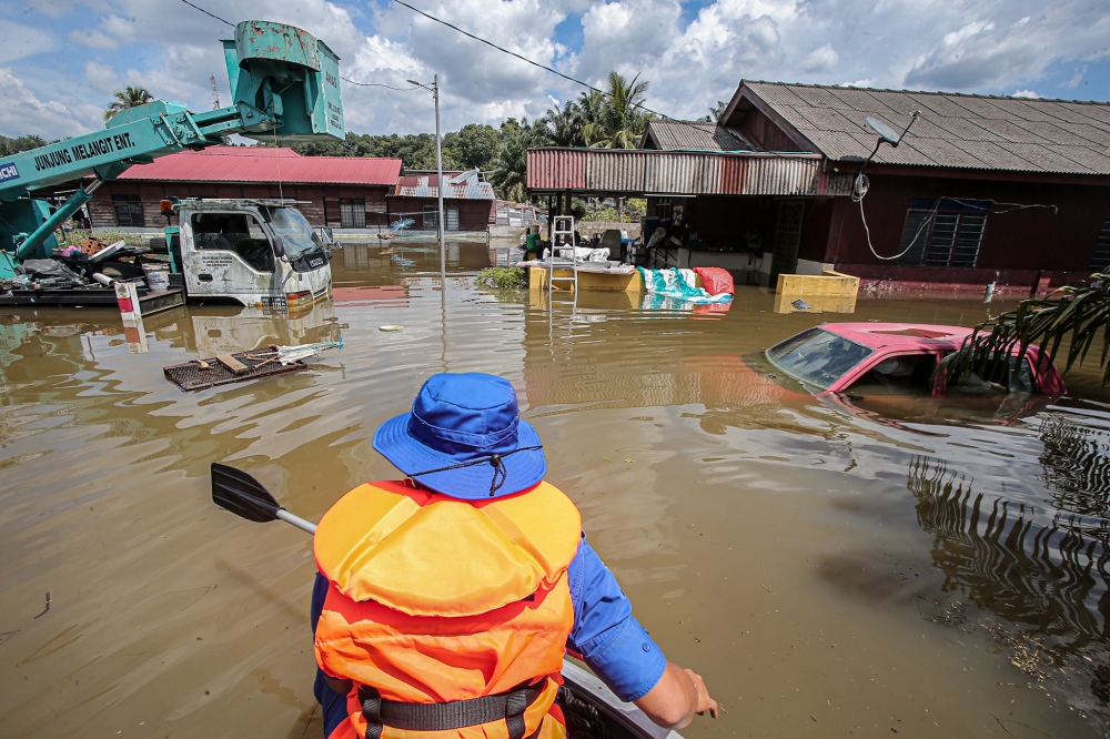 Batu 9 Changkat Jong Teluk Intan Perak is inundated with water, October 31, 2023. — Picture by Farhan Najib