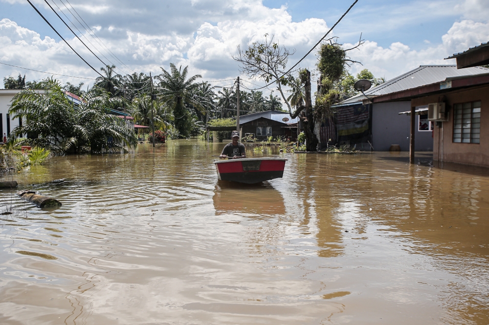 According to the secretariat, the number of flood victims in Lower Perak is still the same, with 171 residents from 50 families housed in Padang Tembak Multipurpose Hall PPS while 51 people from 14 families are in Teluk Intan Municipal Council (MPTI) PPS. ― Picture by Farhan Najib