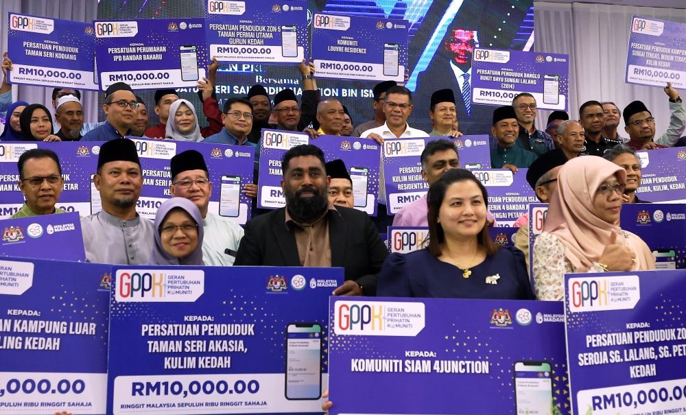 Home Minister Datuk Seri Saifuddin Nasution Ismail at the handing over of the Registrar of Societies’ (RoS) ‘Geran Pertubuhan Prihatin Komuniti’ community development grant in Kulim, November 3, 2023. — Bernama pic 