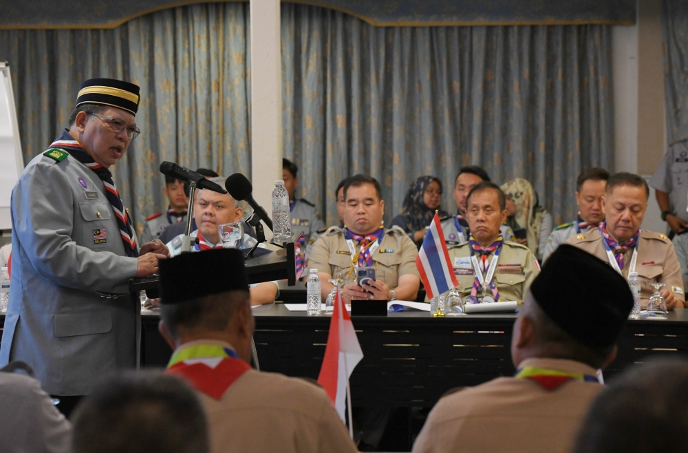 Dewan Rakyat Speaker Tan Sri Johari Abdul (left) delivers a speech while offciating the 18th Asean Scout Association for Regional Cooperation meeting in George Town November 4, 2023. — Bernama pic