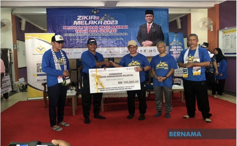 Minister in the Prime Minister’s Department (Religious Affairs) Datuk Mohd Na’im Mokhtar (centre) is seen at the closing ceremony of the Ziarah Kasih Rahmah 2023 (Zikir ‘23) programme at the As-Salimin Mosque in Kampung Kandang November 4, 2023. — Picture via X/Bernama