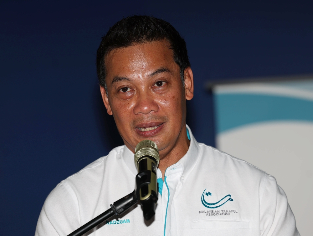 Malaysian Takaful Association (MTA) chief executive officer Mohd Radzuan Mohamed delivers a speech during the launch of the ‘Takaful Masuk Kampung’ programme in Pontian November 4, 2023. — Bernama pic