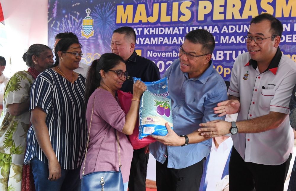 Home Minister Datuk Seri Saifuddin Nasution Ismail presents Deepavali food baskets to recipients during the launch of Kebun Bunga assemblyman Lee Boon Heng’s service centre in George Town November 4, 2023. — Bernama pic