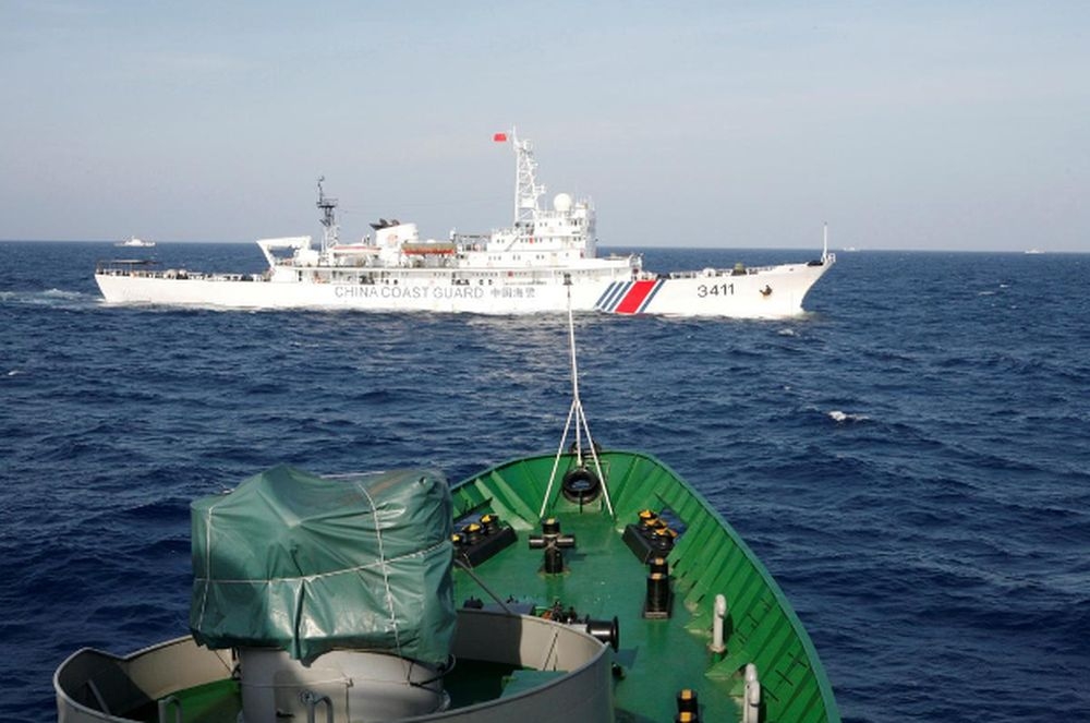 File photo of the Chinese Coast Guard seen near a ship of the Vietnam Marine Guard in the South China Sea, about 210 km off shore of Vietnam May 14, 2014. - Reuters pic