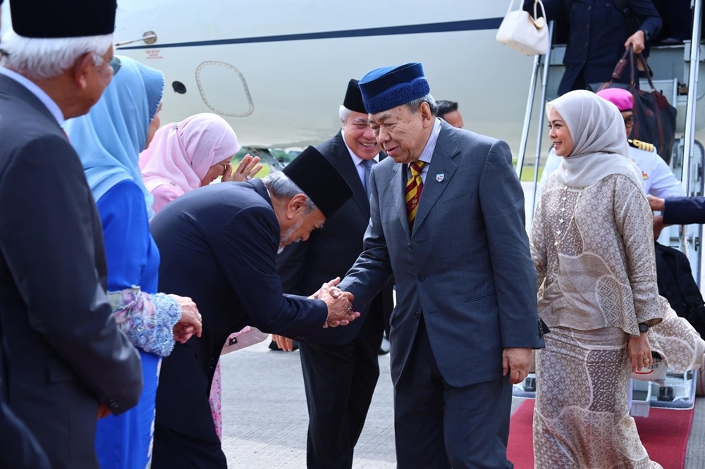 Sultan of Selangor Sultan Sharafuddin Idris Shah and Tengku Permaisuri of Selangor Tengku Permaisuri Norashikin arrive at the Universiti Putra Malaysia Bintulu campus November 3, 2023. The royal couple arrived in Kuching today. — Picture via Facebook/Universiti Putra Malaysia
