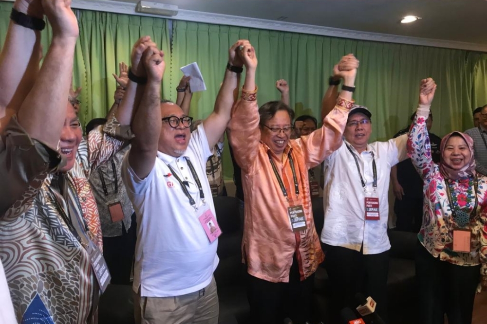 GPS candidate for Jepak Iskandar Turkee (2nd left) celebrates his his victory with Premier Tan Sri Abang Johari Openg (centre) and (from left) Deputy Premier Datuk Amar Awang Tengah Ali Hasan (partially hidden left), Food Industry, Commodity and Regional Development minister Datuk Seri Dr Stephen Rundi and Deputy Women, Children and Community Development minister Datuk Rosey Yunus. — Yunus Yussop/Borneo Post pic