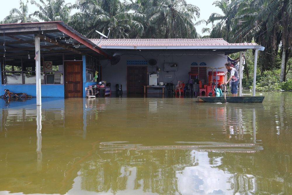 The flood situation in Perak is improving as the number of victims decreased tonight with 276 people from 76 families placed in four temporary relief centres, compared to 353 people (103 families) in the morning. — Bernama pic