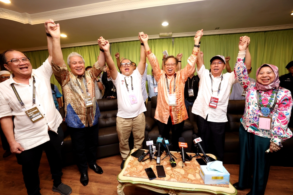 GPS chairman Tan Sri Abang Johari Openg (3rd right), Jepak candidate Iskandar Turkee (3rd left) and GPS leaders pose for picture after the announcement of the Jepak by-election result in Bintulu November 4, 2023. — Bernama pic