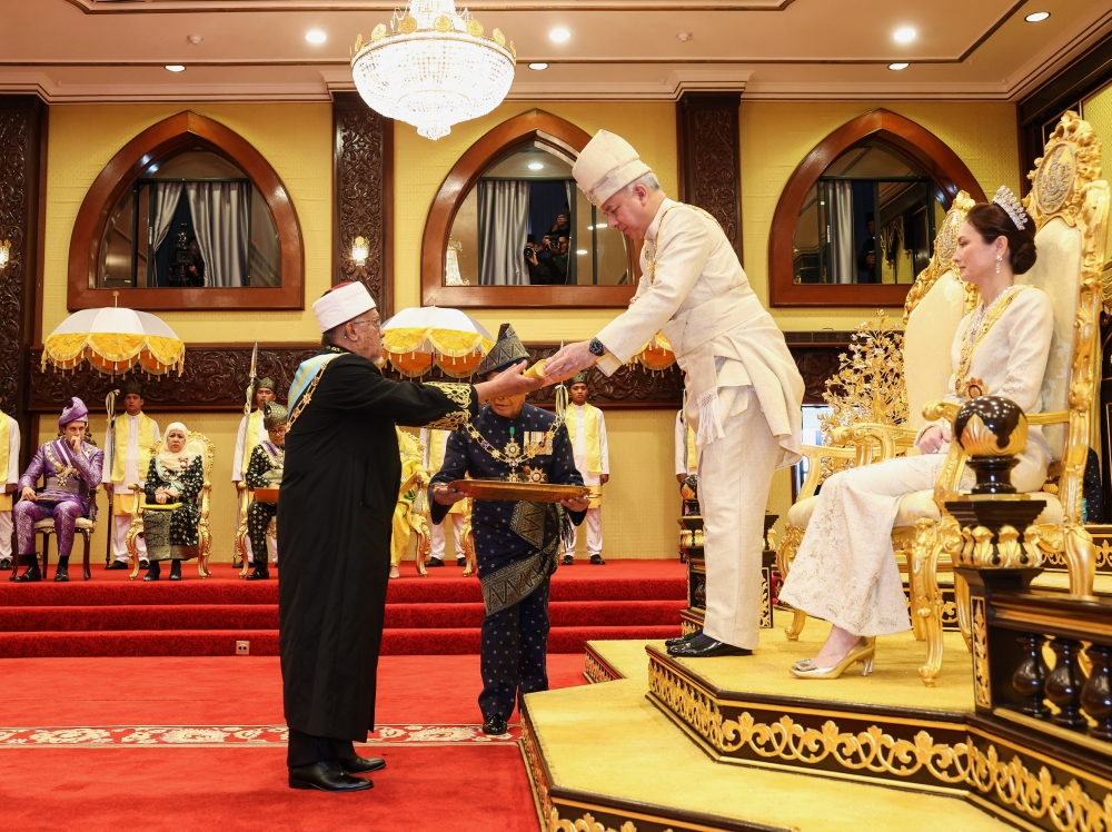 Perak Mufti Datuk Wan Zahidi Wan Teh led the list of 24 recipients of Perak state honours and medals. — Bernama pic