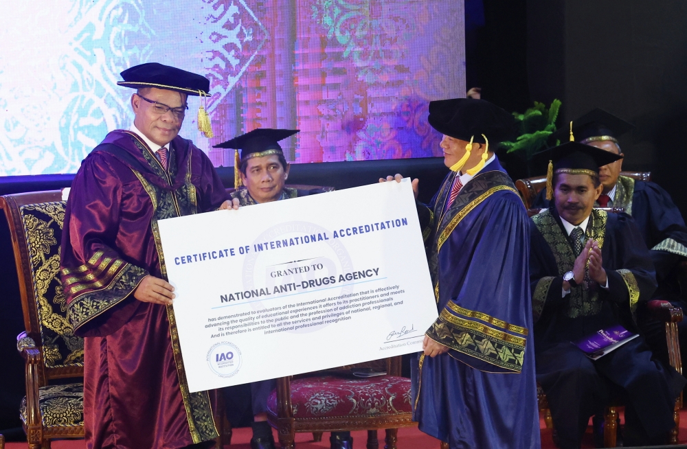 Home Affairs Minister Datuk Seri Saifuddin Nasution Ismail awarding the Accreditation Certificate the AADK Certification Program to the Director General of the National Anti-Drug Agency Sutekno Ahmad Belon at the AADK Training Center, Sungai Petani, November 5, 2023. — Bernama pic