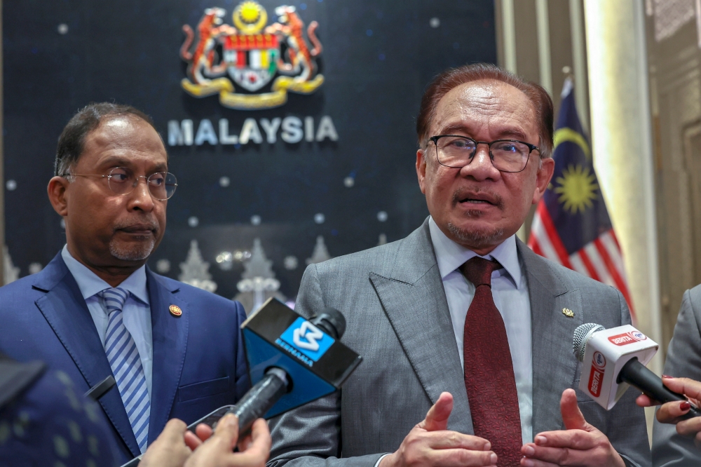  Foreign Minister Datuk Seri Zambry Abdul Kadir is seen here with Prime Minister Datuk Seri Anwar Ibrahim at a press conference at Seri Perdana. Zambry will be visiting India and is scheduled to co-chair the Joint Commission Meeting (JCM) on November 7. — Bernama pic