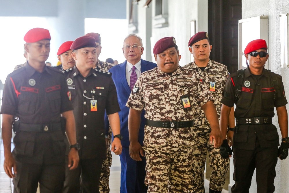 Former prime minister Datuk Seri Najib Razak arrives at the Kuala Lumpur High Court Complex in Kuala Lumpur November 6, 2023. — Picture by Yusof Mat Isa