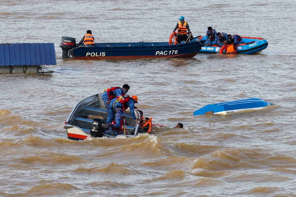 Police personnel and the Malaysian Civil Defence Force perform a rescue demonstration for flood victims at the north east monsoon preparedness launch ceremony of the Malaysian Fire and Rescue Department (JBPM) 2023/2024 in Pekan Riverfront, October 21, 2023. — Bernama pic 