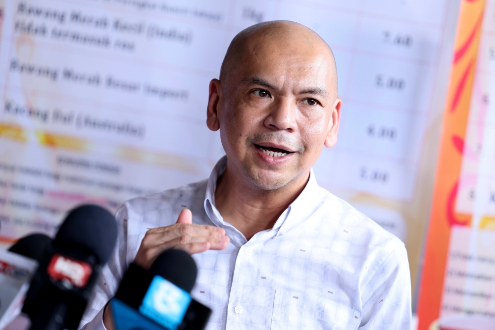 Acting Minister Datuk Armizan Mohd Ali said the maximum price scheme will be in force for seven days starting November 9 to November 15, for the said items, including imported big red onions, and small red onions from India (with the exception of rose onions), red chilli and imported mutton with bone. — Bernama pic  