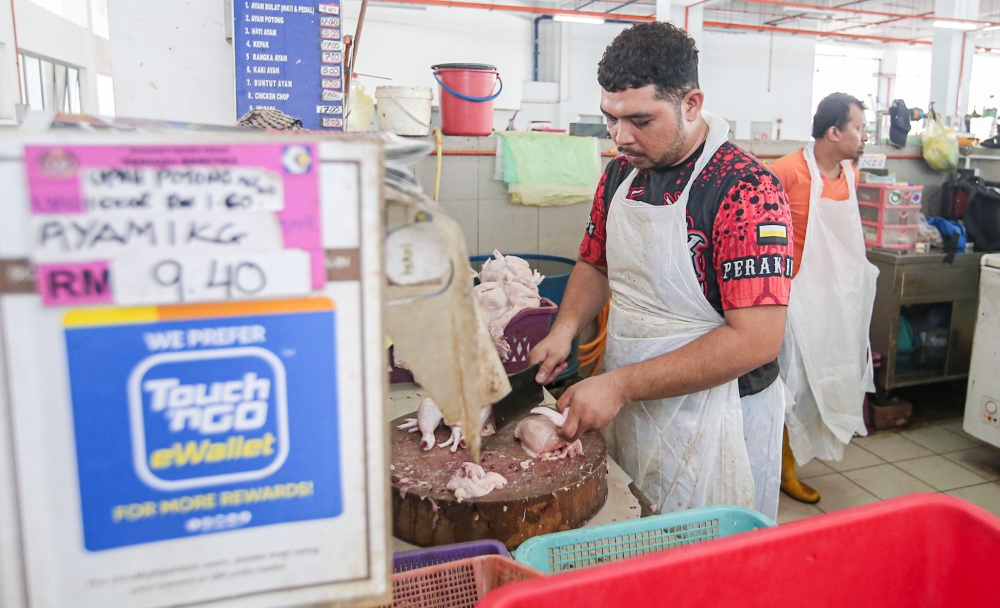 KPDN Acting Minister Datuk Armizan Mohd Ali said the results of monitoring carried out by the ministry’s enforcement team until yesterday also found that the price of standard chicken in the peninsula can be as low as RM5.79 per kilogramme (kg). — Picture by Farhan Najib