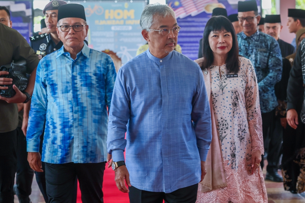 His Majesty said monitoring activities can be conducted by both the federal and the state governments, while efforts to restore natural ecosystems and preserve animal habitats should be supported by all parties, including the private sector. With him are Pahang Menteri Besar Datuk Seri Wan Rosdy Wan Ismail and Deputy Education Minister Lim Hui Ying. — Bernama pic 
