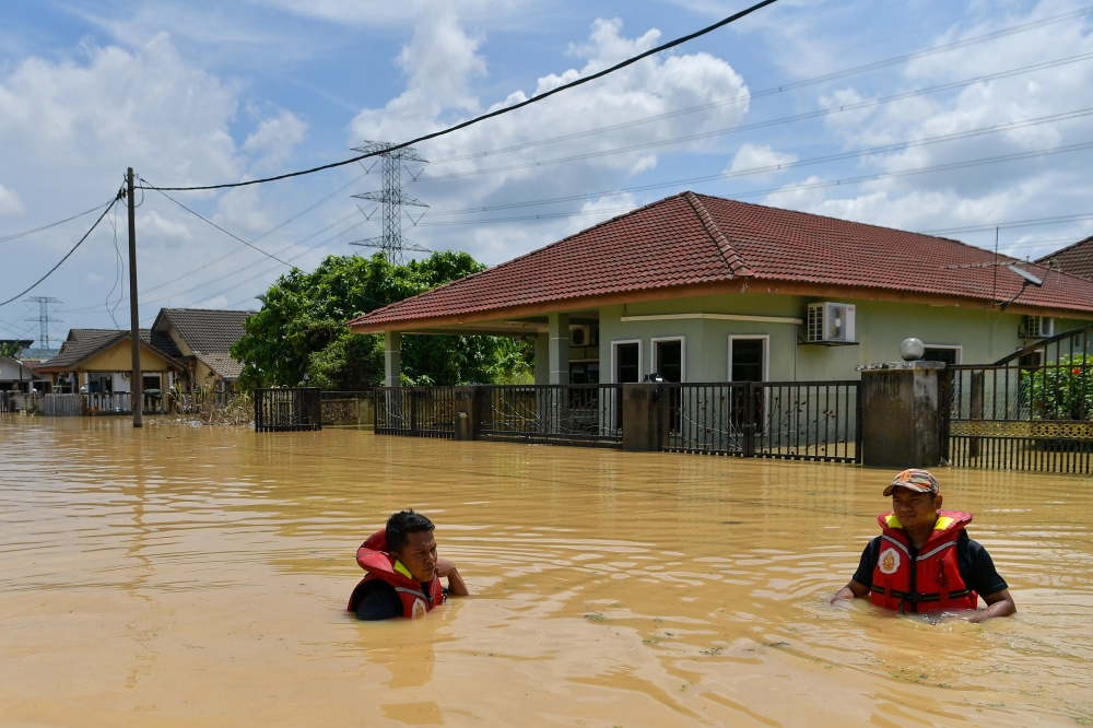 Fire and Rescue Department personnel conducting a survey around the flooded areas in Kampung Bangi Tambahan, Bangi, November 5, 2023. — Bernama pic 