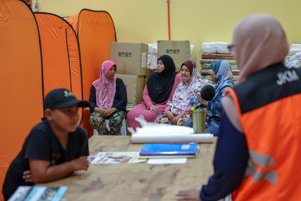 Flood victims shelter from the flood at Sekolah Menengah Kebangsaan Dengkil relief centre in Dengkil, November 6, 2023. — Bernama pic 