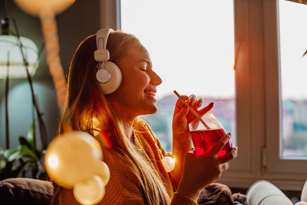 Alcohol consumption is associated with a less glamorous image than in the past, and this is reinforced by the musical repertoire of recent years, according to a British study. — ETX Studio pic
