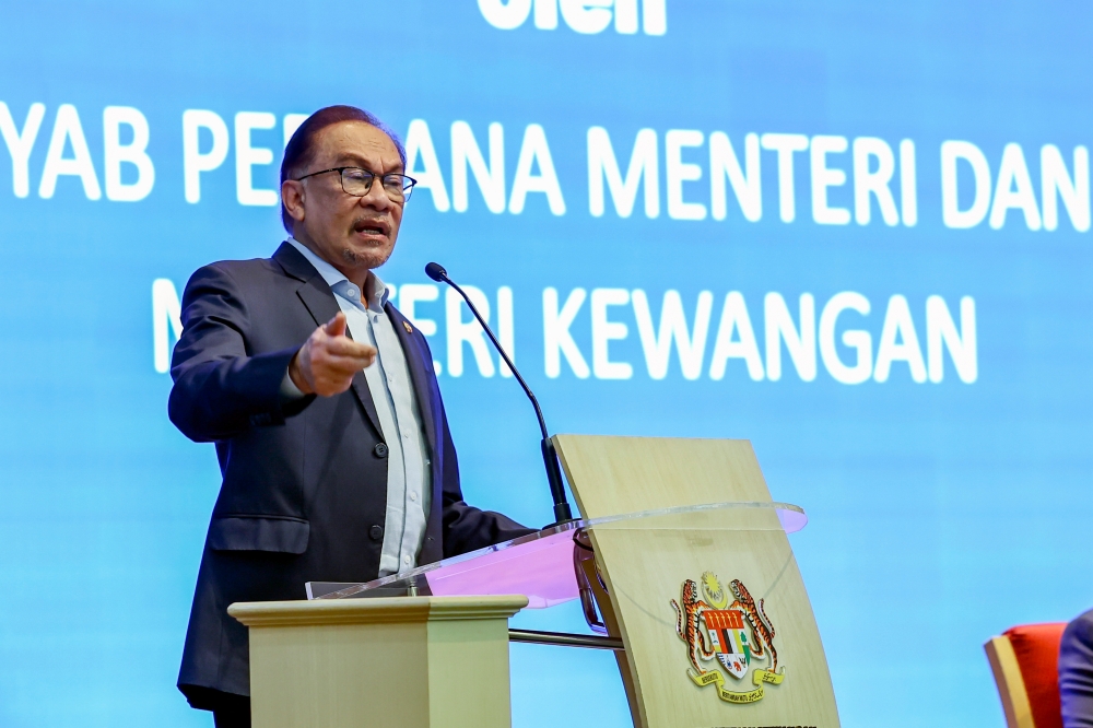 Prime Minister Datuk Seri Anwar Ibrahim speaks at a gathering with the Ministry of Finance staff in Putrajaya November 7, 2023. — Bernama pic