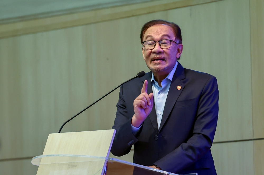 Prime Minister Datuk Seri Anwar Ibrahim speaks at a gathering with the Ministry of Finance staff in Putrajaya November 7, 2023. — Bernama pic