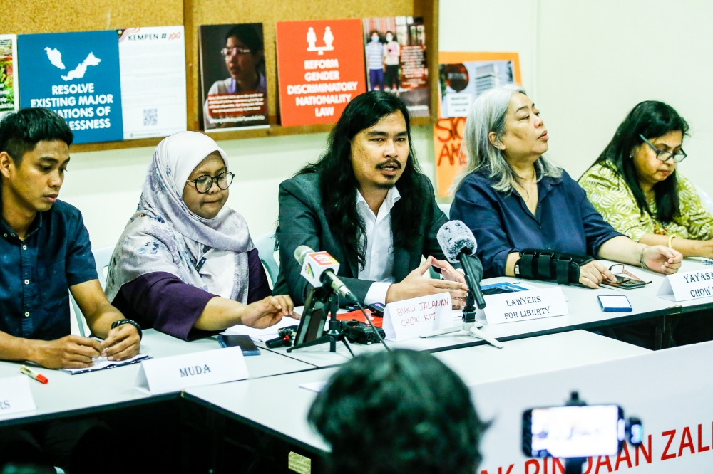 Zaid Malik of Lawyers for Liberty (centre) speaks during a press conference in Kuala Lumpur November 7, 2023. — Picture by Hari Anggara
