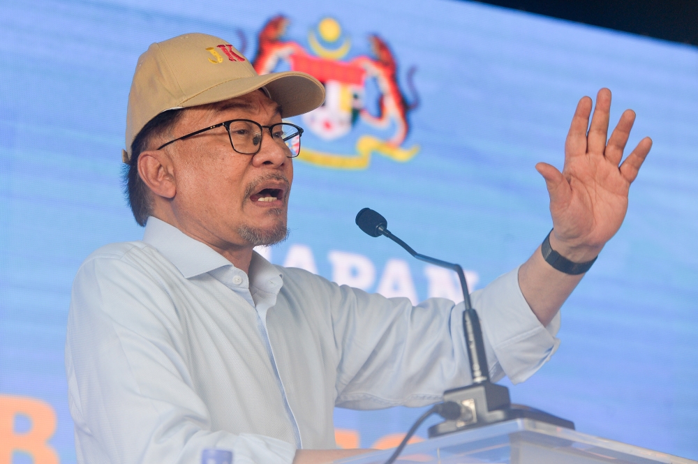 Prime Minister Datuk Seri Anwar Ibrahim delivers his speech at Sekolah Kebangsaan Bandar Baru Bangi November 7, 2023. — Picture by Miera Zulyana