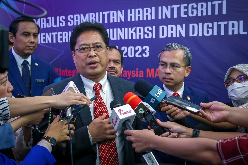 MACC chief commissioner Tan Sri Azam Baki said that Prime Minister Datuk Seri Anwar Ibrahim, who was serious in his fight against corruption, had once told him not to wait for his instructions to investigate anyone involved in corruption. — Bernama pic 