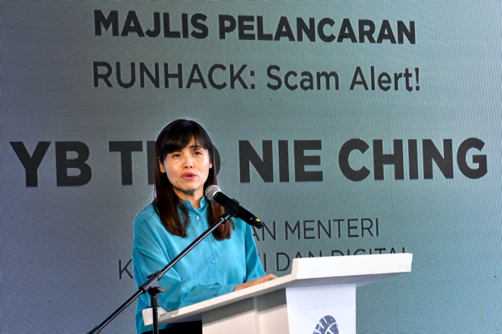 Deputy Communications and Digital Minister Teo Nie Ching said 19 million SMS containing hyperlinks were blocked from May 2 until September, adding that this effort is to stop online scams in the form of websites, social media accounts, SMS and calls. — Bernama pic 