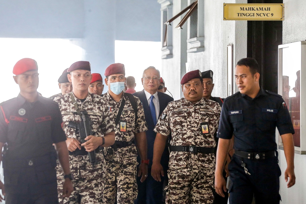 Datuk Seri Najib Razak escorted by Prison Department personnel at the Kuala Lumpur Court Complex, November 7, 2023. — Picture by Sayuti Zainudin