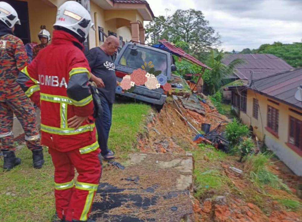 Perak Malaysian Fire and Rescue Department assistant director (operations division) Sabarodzi Nor Ahmad said a call regarding the incident came through at 4.34pm and firemen from the Meru Fire and Rescue Station (BBP) with the assistance of the Pasir Puteh BBP personnel arrived about half an hour later at the scene of the incident. — Picture from Facebook/JBPM Perak