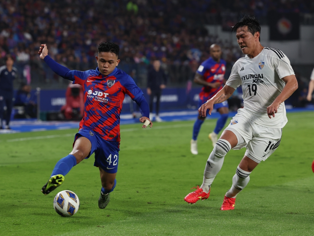 JDT’s Arif Aiman Hanapi in action against Ulsan Hyundai FC Kim Younggwon at the Sultan Ibrahim Stadium in Iskandar Puteri, November 7, 2023. — Bernama pic 