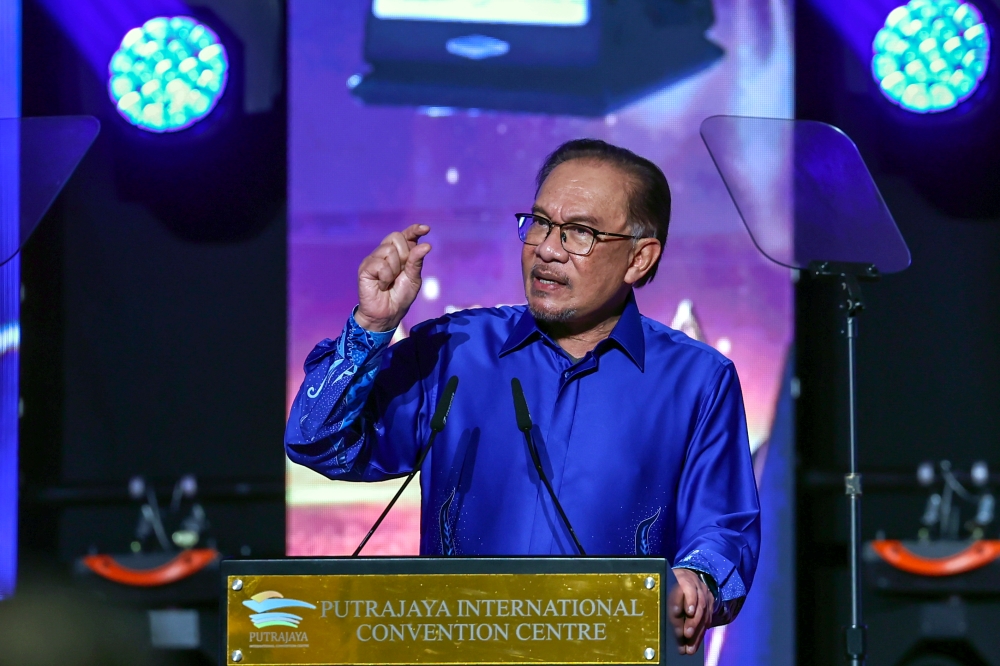 Prime Minister Datuk Seri Anwar Ibrahim said several guidelines will be prepared before the end of this year or in the first quarter of 2024 to facilitate the announcement of the new salary scheme. — Bernama pic 