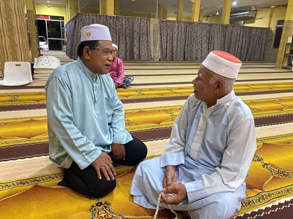 Jeli member of Parliament Zahari Kechik (left) is seen in this file picture taken during the Jeli election campaign. — Picture via Facebook/Datuk Ahmad Yakob