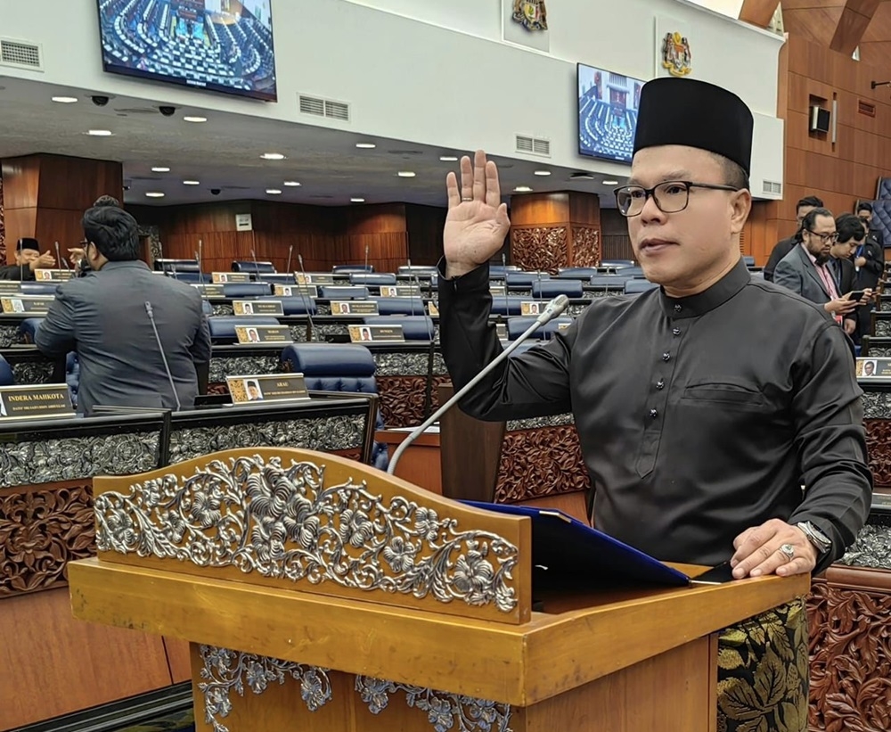 Nenggiri Assemblyman and Gua Musang MP Mohd Azizi Abu Naim is seen during his swearing in ceremony at the Parliament in Kuala Lumpur. — Picture via Facebook/Mohd Azizi Abu Naim