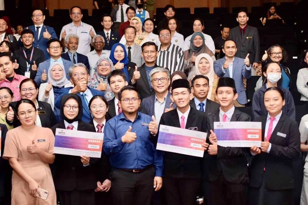 Deputy Education, Innovation and Talent Development Minister Datuk Dr Annuar Rapa’ee (2nd row, centre) and others in a group photo with winners of the Premier’s English and Bahasa Melayu Debate Challenge 2023. — Roystein Emmor/Borneo Post pic