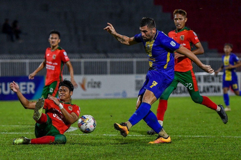 Sri Pahang FC’s Lucas Espindola Da Silva (2nd right) in action against Kelantan United FC during their Super League match at Stadium Sultan Muhammad Ke-IV in Kota Baru in this file picture taken on August 27, 2023. — Bernama pic