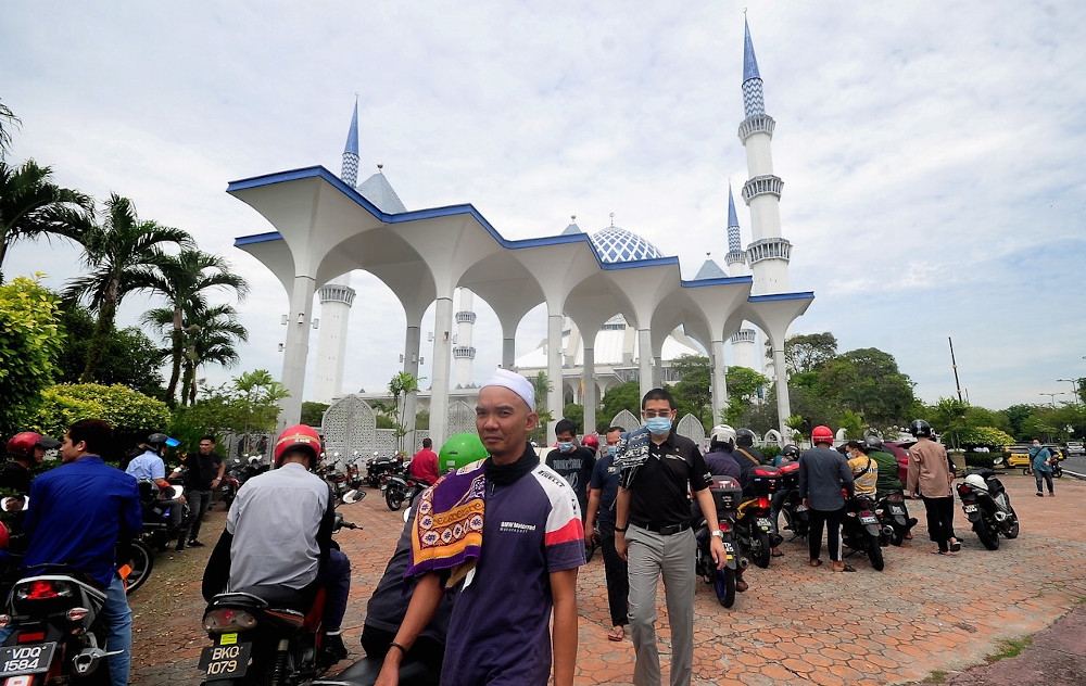 File picture of Muslim at the Sultan Salahuddin Abdul Aziz Shah mosque in Shah Alam July 3, 2020. According to the author, double-park outside a mosque on Friday midday or later that day outside a temple, and local councils are not keen to do anything about it. — Bernama pic